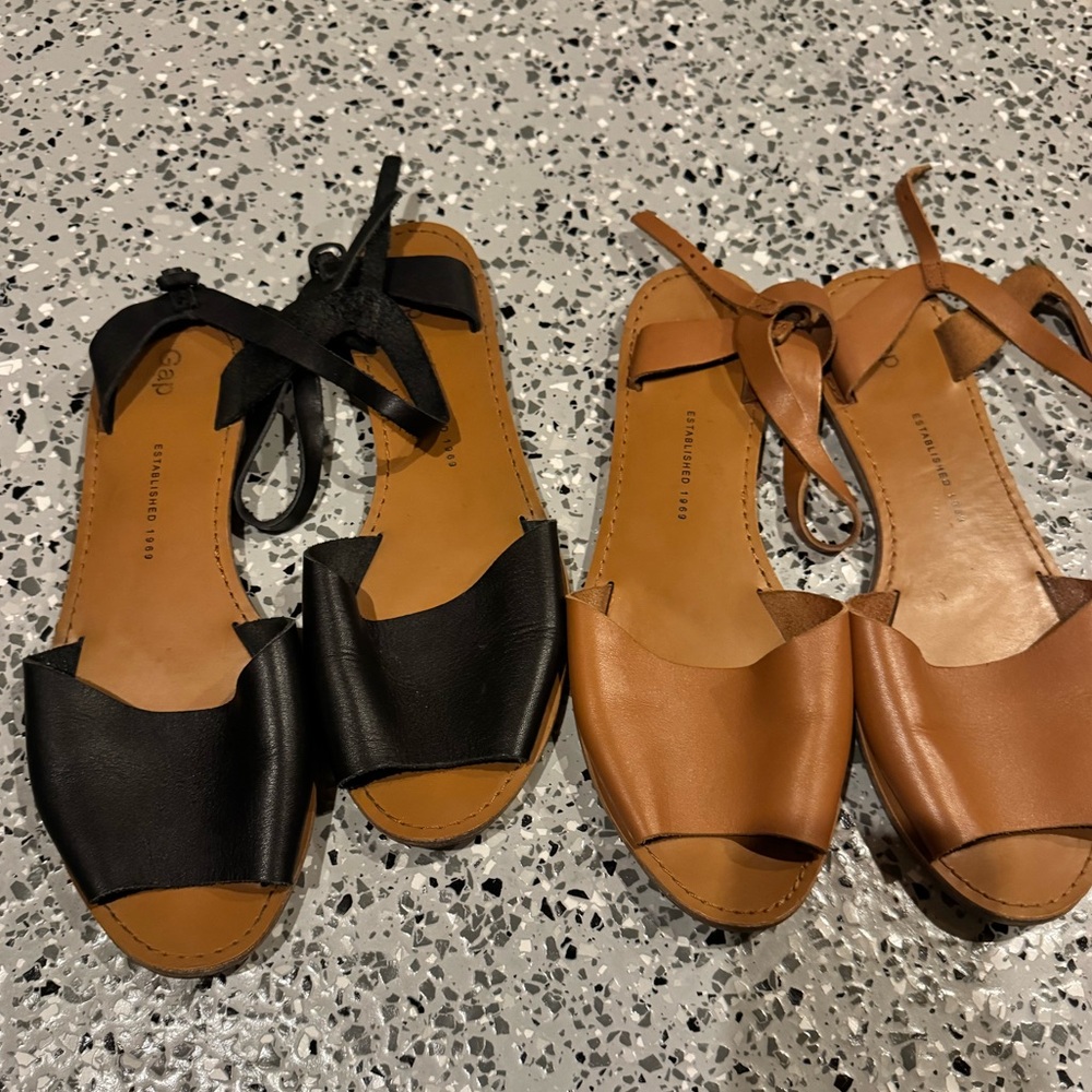 GAP Black and Tan Women's Sandals